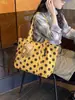 Bolsa de Ombro Grande de Alta Qualidade com Bolinhas Transfronteiriça Verão 2026 Novo Estilo Feminino Bolsa Tote Casual de Nicho para o Dia a Dia