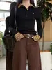 Estilo de dos piezas de nicho para principios de otoño de 2025, colorblock, elegante camiseta de manga larga con cuello polo para mujer, corte ajustado, top de moda