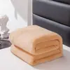 Nueva manta de franela de color liso transfronteriza, amigable con la piel y cómoda, manta decorativa engrosada de 220 g para el descanso de mediodía en la oficina