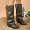 Botas largas de mujer para principios de otoño 2026 nuevas botas vintage Maillard plisadas apiladas con tacón grueso y hebilla de cinturón