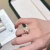 Anillo de Pétalos de Tres Perlas Redondas de Perla Swarovski y Diamante Brillante Bañado en Oro Real Galvanizado para Mujer, Diseño Exquisito, Anillo de Lujo de Nicho