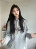 Sudadera con capucha y estampado de letras estilo americano para mujer en otoño e invierno, forrada de forro polar, cálida y versátil, top básico a la moda