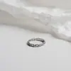 Anillo de Acero de Titanio para Mujer, No se Desvanece, Moderno, Tendencia, Anillo de Dedo Versátil, Diseño Artístico Hueco, Anillo de Lujo de Nicho Accesible