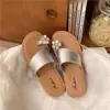 Sandalias de tanga de nicho impresionantes para mujer, que iluminan la piel, para usar en verano, nuevo estilo 2026, suela gruesa, sandalias de dedo tipo chancla versátiles, chanclas de playa de moda