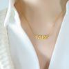Collar con colgante de bebé con letras en inglés de moda europea y americana, cadena de clavícula para niñas, joyería popular que no se decolora, retención de color de acero de titanio.