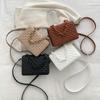 Bolso de hombro cruzado de cadena de verano 2023, bolso cuadrado pequeño de indentación a la moda, bolso de mano simple con hilo de bordado acanalado