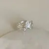 Anel de Metal com Laço Plissado para Mulheres, Tendência de Moda Única e Estilosa, Toque de Luxo Leve e High-End