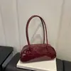 Bolsa baguette versátil, de ombro e sob o braço, com design de nicho novo e elegante para o outono de 2026, laqueada e moderna