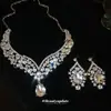 Conjunto de Brincos Quadrados Cravejados de Diamante e Colar de Duas Peças, Fashion, Leve, Colar Luxuoso e de Alta Qualidade, Conjunto de Joias Elegante e Versátil