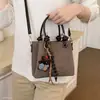 Colección Otoño 2026: Nuevo Bolso de Mano, Bolso de Hombro y Bolso Cruzado de Gamuza con Encanto Sencillo, Diseño de Rábano, Moderno, Lujoso y Lindo Estilo de Dibujos Animados