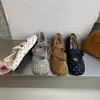 Zapatos planos de mujer de moda, versátiles y de suela blanda para 2026, con un estilo suave de inspiración francesa y un moderno diseño de lunares, perfectos para usar en capas y como calzado exterior