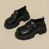 Fivela de cinto estilo britânico aumento de altura sola grossa 2026 pessoas baixas sapatos de couro pequenos corte médio mocassins de fileira dupla femininos PU leve