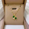 [Acero de Titanio] Lujo Ligero Flor de Cuatro Pétalos con Microincrustaciones de Circonita Esmeralda y Diamantes Completos Colgante Chapado en Cobre Dorado Estilo ins