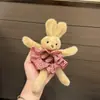 La linda scrunchie de oso a cuadros azules para niños es extremadamente elegante para recoger el cabello en un moño, dando un aspecto de alta gama