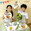 Cartões personalizáveis com tema de frutas podem ser feitos como lembrancinhas de doces para crianças que estão começando a escola, impressos como cartões para aliviar a ansiedade do volta às aulas