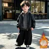 Conjunto de Primavera y Otoño para Niños 2026 Nuevo Estilo Moda Infantil Chaqueta de Cuero Bebé Estilo Coreano Atuendo de Otoño Conjunto de Tres Piezas Moderno