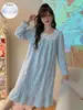 Camisola feminina de manga comprida para primavera e outono, com bojos embutidos, decote quadrado, renda e detalhe de laço.. É um modelo de comprimento médio, estilo pull-over, que pode ser usado como roupa de ficar em casa ou como peça externa.