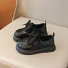 Zapatos de piel para niña otoño 2025 primavera nuevos zapatos sencillos infantiles mocasines niña pequeña princesa zapatos de actuación a la moda tendencia