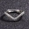 Anillo Abierto Ajustable en Forma de V con Circonita Incrustada de Diamante Personalizado de Moda Transfronteriza para Mujer