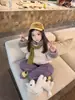 Casaco de algodão grosso estilo coreano com gola de pele sintética para meninas, nova coleção de inverno 2026, agasalho moderno e quente com forro de fleece para bebês e crianças