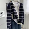 Un cárdigan de punto a rayas azul marino, elegante y retro, para mujer, perfecto para primavera y otoño. Presenta un tejido suave y apto para la piel, un diseño calado, un cuello redondo y detalles de botones.