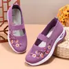 Zapatos de Tela Old Beijing para Mujer 2026 Nuevos Zapatos de Primavera y Verano de Boca Baja Zapatos Casuales para Mamá Zapatos sin Cordones Bordados