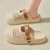 Chinelos fechados de trama para mulheres, novo modelo de verão 2026, confortáveis para caminhar, adequados para uso externo, tamancos casuais, respiráveis, vazados, de sola reta