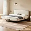 Cama Flutuante Estilo Cream com Cabeceira Macia em Couro Ecológico Off-White, Prateleira de Armazenamento e Estrutura Flutuante de Metal para Quarto Principal de Casa, Cama de Casamento