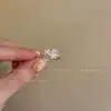 Anillo Exquisito de Flor Brillante Starlight con Circonita para Mujer, Anillo de Dedo Índice Abierto Ajustable Estilo de Nicho de Alta Gama, Anillo Apilable de Lujo Ligero