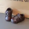 Sapatos de couro infantis estilo retro americano, novo modelo 2026, sapatos de bebê com sola macia antiderrapante, mocassins modernos e versáteis