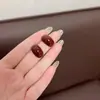 Nuevos pendientes pequeños de invierno, a la moda, sencillos, pendientes de color vino tinto, joyería para orejas en forma de U, estilo frío, a la moda, combinan con todo, para mujer