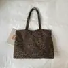 Bolso tote nuevo de moda con estampado de leopardo 2026, un bolso de mano versátil y elegante que se puede llevar en la mano o colgar debajo del brazo, un bolso de hombro de nicho para mujer