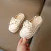 Pantuflas para Niñas 2025 Verano Nuevo Estilo Infantil con Lazo de Pedrería Punta Cerrada Media Pantufla Niñas Pequeñas Planas de Un Paso Frescas