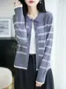 Nova coleção de primavera: cardigã de malha fina estilo preppy para mulheres, apresentando um design listrado retrô, gola com entalhe, mangas compridas e um efeito jovial que reduz a idade