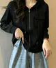 Camiseta com capuz e mangas compridas para mulheres, foto real transfronteiriça, estilo coreano de outono, corte solto, modelagem que afina a silhueta, cor sólida, com bolsos, qualidade de exportação