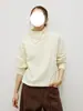 Suéter de cuello alto estilo retro americano con tejido de canalé vertical, colección de invierno 2026 para hombre, con un diseño sofisticado y versátil