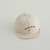 Gorras de Dibujos Animados para Niños al por Mayor Gorra de Béisbol de Malla Media con Bufanda Roja de Perro Estilo Europeo y Americano Gorra Suave de Ala para Bebé Niño al Aire Libre