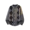 Cardigan de Tricô Argyle Retrô 2026, Estilo Casal, Nova Coleção Outono/Inverno, Gola Redonda Cinza, Manga Longa, Suéter Versátil