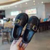 Primavera de 2026 Novos Sapatos de Couro com Solado Macio Estilo Britânico Mocassins Retrô Franceses Sapatos Individuais para Meninas Sapatos de Performance
