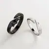 La tendencia de anillos para amantes de demonios y ángeles se refiere a hombres y mujeres un par de anillos abiertos de moda simples con anillos de alas en blanco y negro