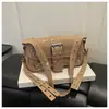2026 Bolso de Hombro Cruzado Bajo el Brazo Baguette para Mujer, Color Sólido, Diseño Único para Motocicleta, Decorado con Remaches de Textura, Nuevo y de Moda
