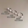 Uña de Hueso de Oreja Super Flash para Mujer Dormir Sin Quitarse Hebilla de Tornillo de Doble Cabeza Herradura Dos Anillos Sentido de Diseño de Nicho Acero de Titanio Pendientes Compactos