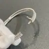 Versión Alta de Familia de Ventiladores Pulsera de Borde Festoneado Full Diamond Mi Oro Lujo Ligero Versátil Nicho Estilo de Moda Pulsera Festoneada Ventas Directas de Fábrica