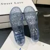 Sandálias femininas de cristal estilosas, novo estilo de verão, versáteis, antiderrapantes, de sola grossa, com salto anabela, de bico aberto, respiráveis e adequadas para uso ao ar livre