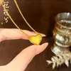 Pingente de Coração Escovado Dourado Antigo com Dois Furos Corrente de Clavícula Estilo Chinês Novo Pingente de Colar Feminino Versátil Mesmo Estilo das Lojas de Ouro