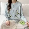Jaqueta Cardigan de Tricô Bordada Floral com Gola Redonda, Estilo Coreano, Outono e Inverno, Suéter Versátil e de Design Suave para Mulheres