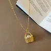 Colar com Pingente de Cesta de Flores Tecida com Pérola e Zircônia para Mulheres Retro Luxo Leve Elegante Versátil Corrente de Pescoço Corrente de Clavícula