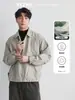 Chaqueta corta de hombre de moda con cuello alto, colección otoño 2026, con un diseño tridimensional prensado, corte holgado, hombros caídos y un versátil estilo con cremallera