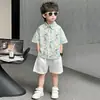 Conjunto de Verano para Niños 2026 Nuevo Estilo Hong Kong Camisa Floral Fresca Camisa Hawaiana de Vacaciones para Niños Conjunto de Dos Piezas Moderno