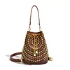 Bolso de cadena con adornos de diamantes estilo punk de moda transfronterizo, nuevo modelo 2026, bolso de hombro único con remaches texturizados, bolso cruzado tipo cubo